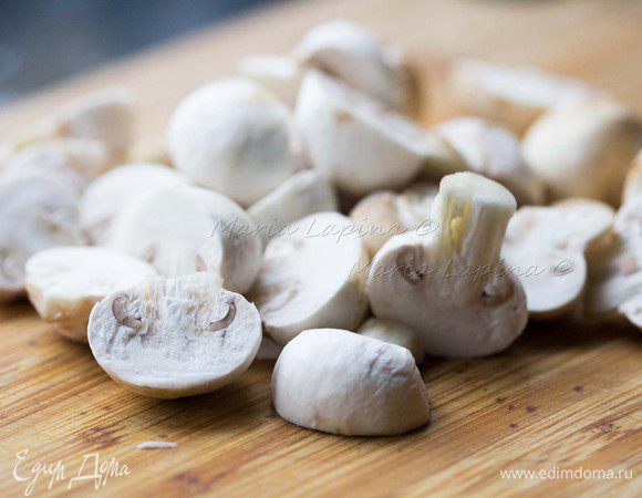 Грибы почистить и нарезать на половинки или четвертинки, если очень крупные.