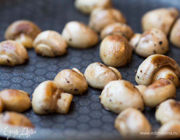 Разогреть в сковороде 1-2 ст.л. оливкового или растительного масла и обжарить грибы до готовности минут 10-15. Слегка посолить и поперчить их. 