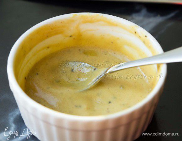 Для заправки смешать соевый соус, масло, горчицу и смесь перцев. 

