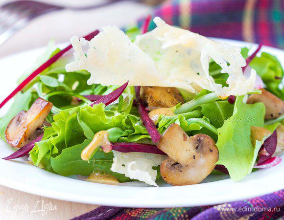 Перебрать листики свежей травы, смешать их с обжаренными грибами,свеклой и луком.  Сверху полить соусом. 