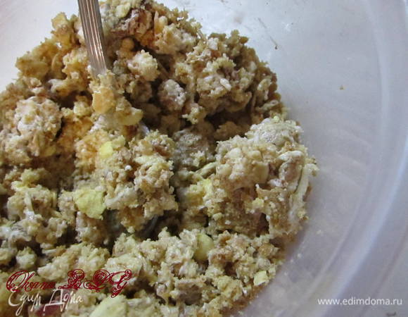 Подготовить основу для десерта. Печенье измельчить, добавить хлопья, растопленное масло, перемешать. 