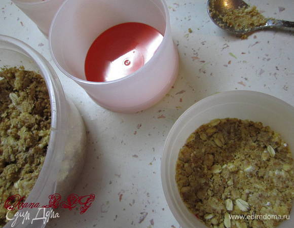 Выложить в формочки, поставить в холодильник.
