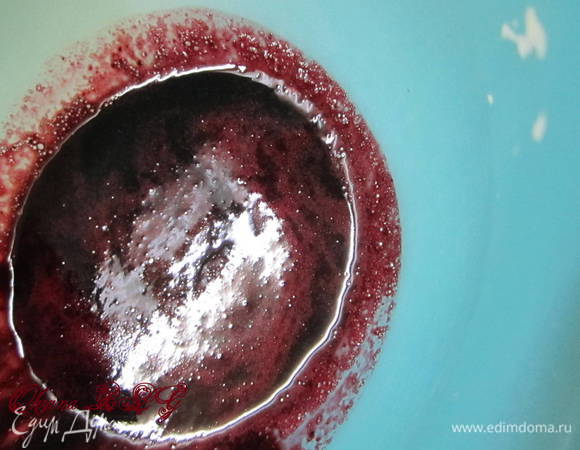 Чернику перетереть с сахаром, протереть через сито.
