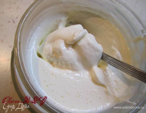 Желатин залить 2 ст.л. горячей воды, перемешать чтобы разошлись все крупинки.
Желатин ввести в крем-фреш, взбить. 
Крем фреш можно приготовить по рецепту http://www.edimdoma.ru/retsepty/60340-krem-fresh-cr-me-fra-che  Олечка, тебе спасибо за рецепт!!!