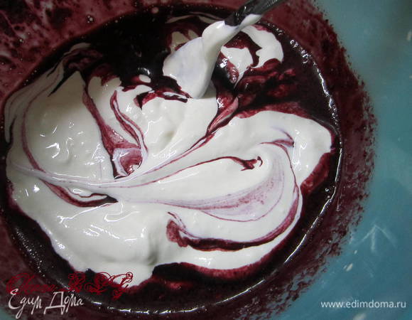 Добавить чернику, перемешать.
