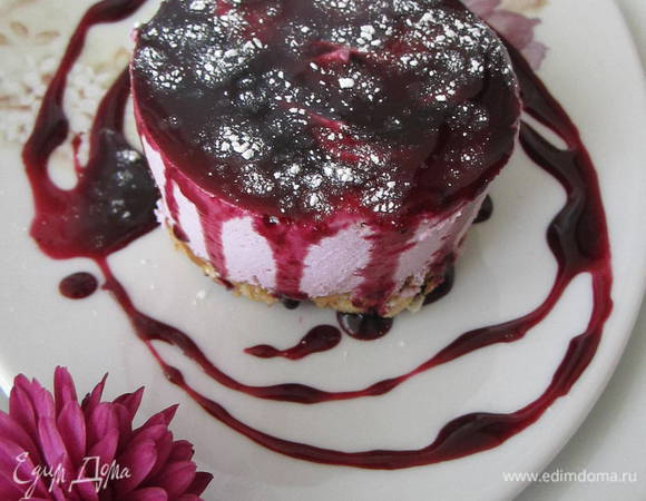 Украсить сиропом из черники.
