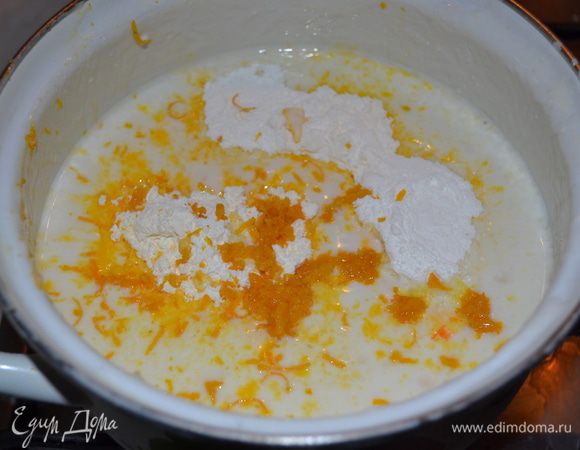 Сначала готовим начинку. Йогурт смешиваем в кастрюльке с пудингом, крахмалом, корицей (я забыла положить) и апельсиновой цедрой (если вы используете натуральный йогурт, то советую добавить сахар по вкусу).