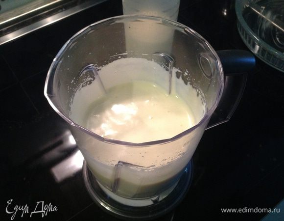 Разогреваем эл.духовку до 190С, смазываем маслом форму вместимостью 1.2 л. Взбиваем яйца с сахаром в пышный крем, добавляем коньяк и ванильную эссенцию.