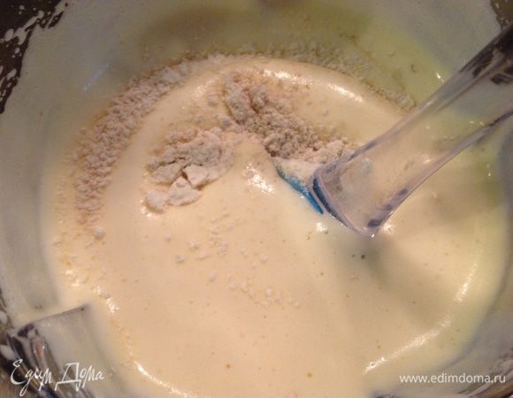 Соединяем пшеничную и овсяную муку вместе с отрубями(овсяную муку делаем из овсяных хлопьев, перемалывая на кофемолке; отруби можно добавить отдельно, а можно использовать уже овсяные хлопья с отрубями). Постепенно вводим эту смесь в яичную массу, перемешиваем ложкой аккуратно, должно получиться однородное тесто.