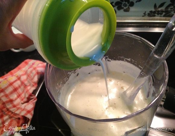 Понемногу вливаем молоко и размешиваем.