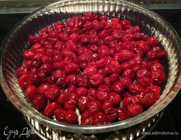 Раскладываем в форме вишни, посыпаем корицей...