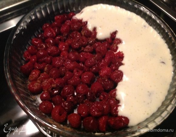 Заливаем тестом и в духовку! Выпекаем минут 40, пока изделие не подрумянется и начнет пружинить под пальцами. Горячую клафути посыпаем сахарной пудрой! Можно украсить цедрой лимона-сочетание вишни и лимона очень гармоничное!!!!
Приятного аппетита;-)