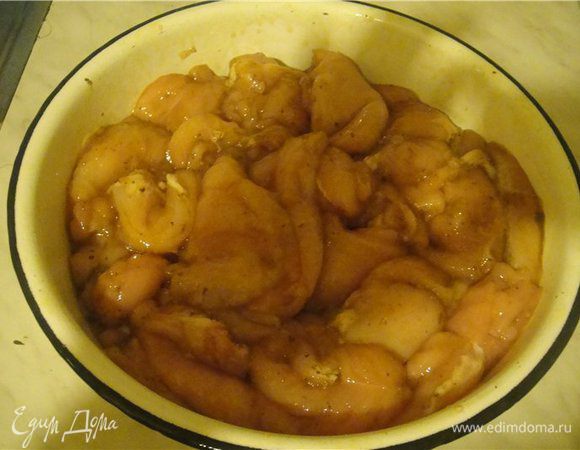 Куриное филе разрезаем на порционные кусочки и маринуем в маринаде 20-30 минут