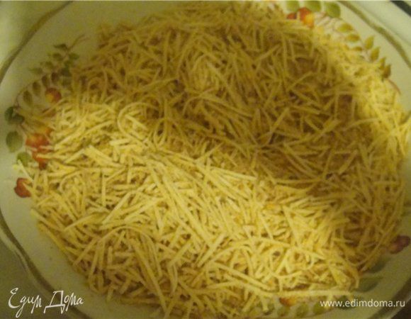 Делаем смесь для филе из панировки и сыра, пропорции по вашему выбору. Кто не любит с панировкой, можно заменить паприкой.
Кусочки обмакиваем в яйцо и сырную панировку и выкладываем на противень.