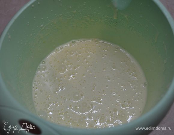 Готовим тесто: яйца взбиваем с сахром до загустения массы и увеличение обьема в несколько раз.