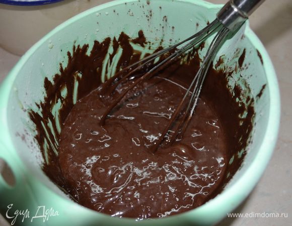 Добавляем растопленное сливочное масло, какао, муку. разрыхлитель и замешиваем тесто.
