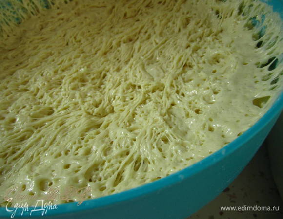 В теплую воду добавить сахар и дрожжи, оставить на 10 минут, что бы появилась пена.
Всыпать большую часть муки, затем соли и растительное масло. Замесить мягкое не липкое тесто. Накрыть емкость полотенцем, оставить на 15-20 минут, что бы тесто подошло. 