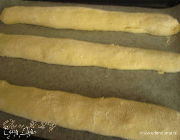 Сформировать багет. Стараясь как можно меньше тесто месить( чем меньше месить, тем пористее будет багет). 