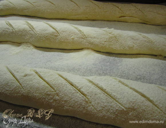 Присыпать мукой, сделать косые надрезы, ставить на 10-15 минут багеты подходить.
Духовку разогреть до 180 градусов. Поставить багеты в духовку. На дно поставить емкость с водой.
Через 15 минут воду из духовки достать.