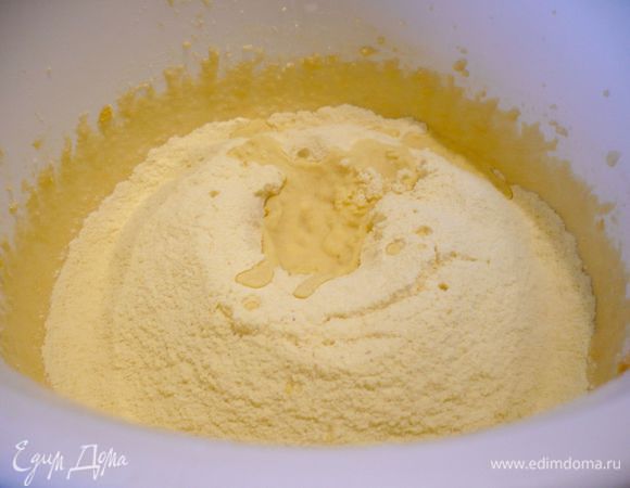 Приготовим тесто. Взобьем сахар с желтками. Просеем муку с щепоткой соли и добавим водку, перемешаем до превращения теста в крошку. Добавим воду. Вымесим тесто.