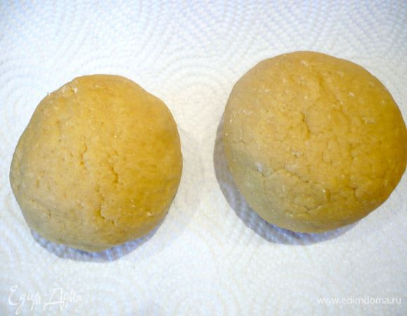 Разделим его на 2 неравные части. Завернем их в пленку и поставим в теплое место примерно на 20 минут.