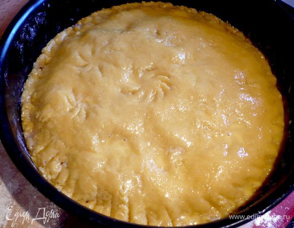 Верхушку пирога смажем смешанным с молоком желтком. Поставим в духовку на 50 минут.