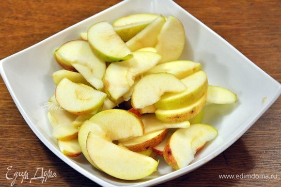 Яблоки нарезать не очень тонкими ломтиками. Сбрызнуть 1 ст.л лимонного сока.