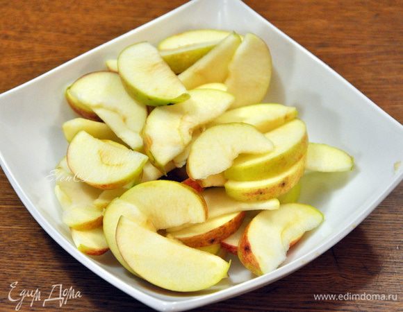 Яблоки нарезать не очень тонкими ломтиками. Сбрызнуть 1 ст.л лимонного сока.