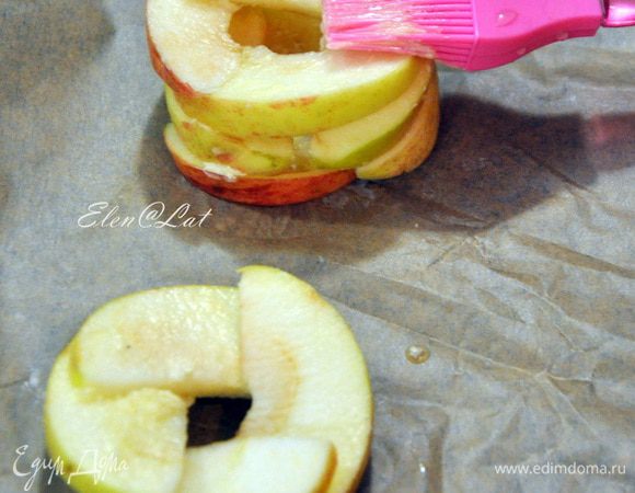 На заранее застеленный пергаментом противень уложить дольки яблок в виде колодцев. Четыре дольки, а на них еще четыре. И чтобы каждая долька заходила друг на друга. По фото, думаю понятно.