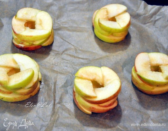 Каждый слой смазать растопленным сливочным маслом. Теперь наши яблочки ставим в заранее разогретую до 200С духовку на 10 минут. 