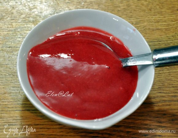 В это время готовим малиновый соус. Для него разморозить в микроволновке малину, размять ее вилкой и протереть через сито. Добавить сахарную пудру (можно и не добавлять). Можно вообще упростить себе задачу и использовать малиновый джем.
