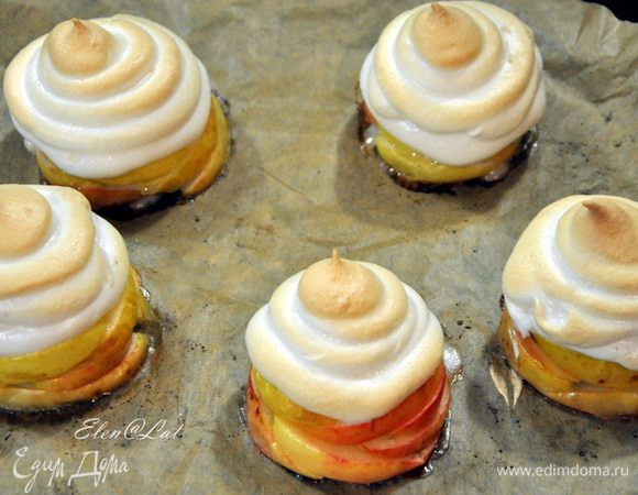 Готовые пирожные достать из духовки. 