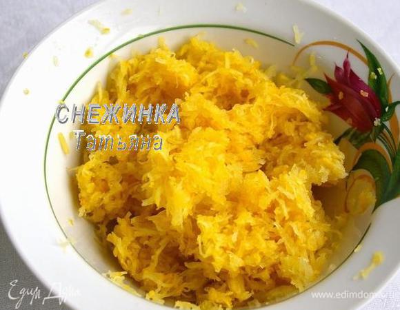 Цукини натираем на мелкой тёрке. У меня был маленький жёлтенький с тоненькой кожицей, поэтому я натёрла с кожицей. Если у Вас крупный, то кожу и семечки лучше удалить. Натёртый цукини присыпаем щепоткой соли и оставляем.

