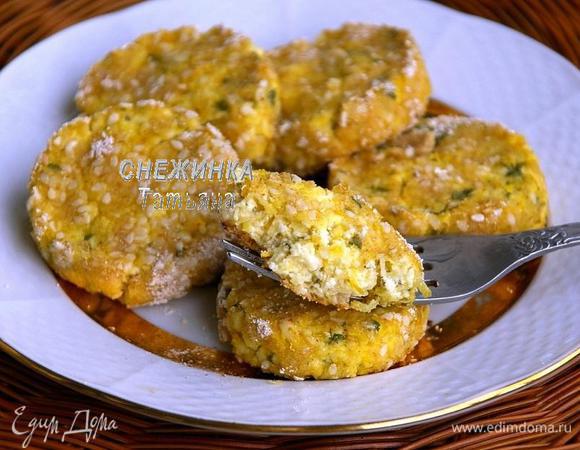 Подаём сырники горячими с нежирной сметаной или йогуртом. Приятного аппетита!