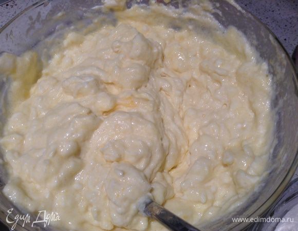 Смешать яйца, сахар, ванильный сахар, творог, манку.