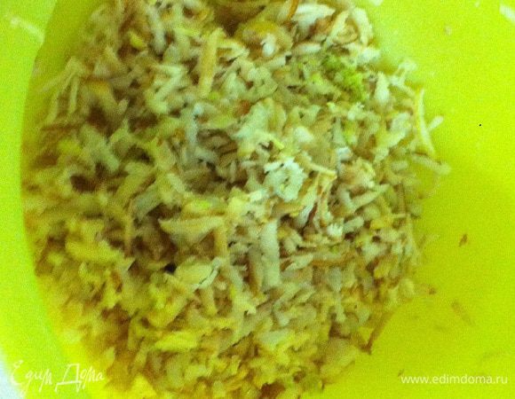 Разрезать айву на четвертинки и удалить сердцевинки,, и червячков, если они есть,, у меня были)))) Натереть айву на крупной терке и сбрызнуть соком лимона, чтобы не потемнела.