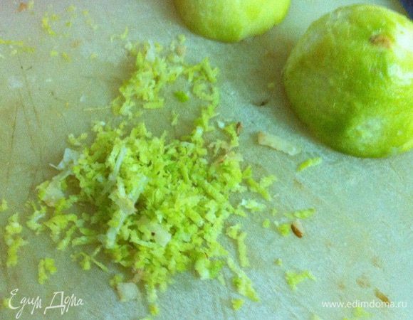 Цедру лимона натереть на мелкой терке.