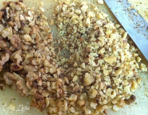 Орехи обжарить на сухой сковороде и порубить ножом.