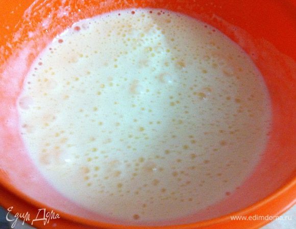 Яйца взбить с сахаром добела.
Не прекращая взбивать, влить тонкой струйкой масло, взбить до однородности. 