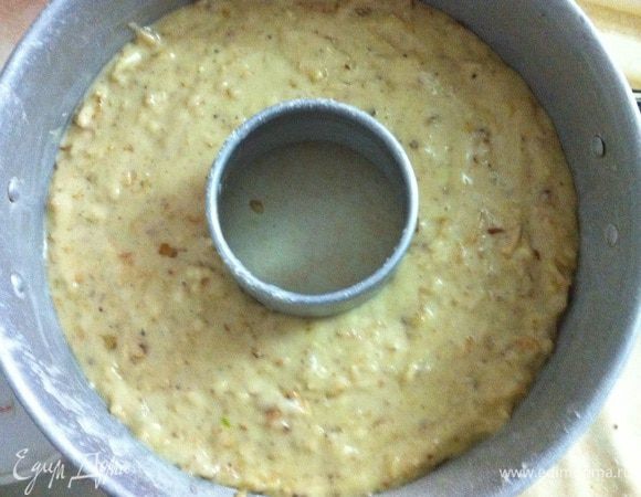 Просеять в смесь муку с разрыхлителем, хорошо перемешать.
Выложить тесто в смазанную маслом форму. У меня круглая с дыркой)) Фото готового теста у меня есть только уже в форме, забыла сфоткать процесс с мукой, ну да это и так понятно)))