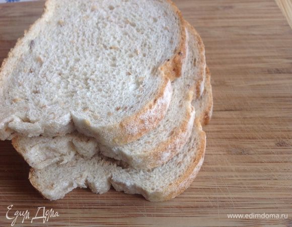 Хлеб замочить в молоке и размельчить перед добовлением к фаршу...