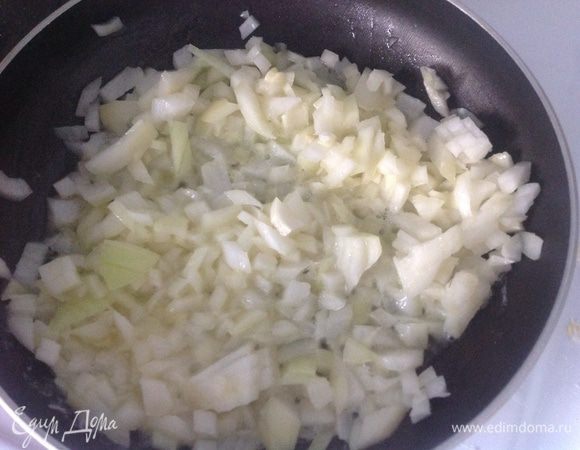 Лук обжарить на сливочном масле до золотистости...