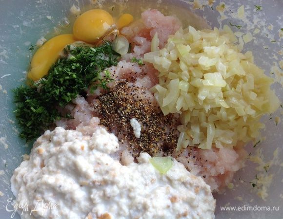 В рыбный фарш добавить яйца, лук обжаренный, хлеб размякший, укроп мелко порезанный, соль, перец. Хорошо вымесить и сфомировать котлеты, обвалять их в муке.