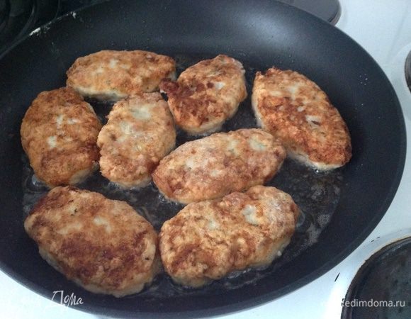 Разогреть сковородку с растительным маслом и обжарить котлеты до готовности....