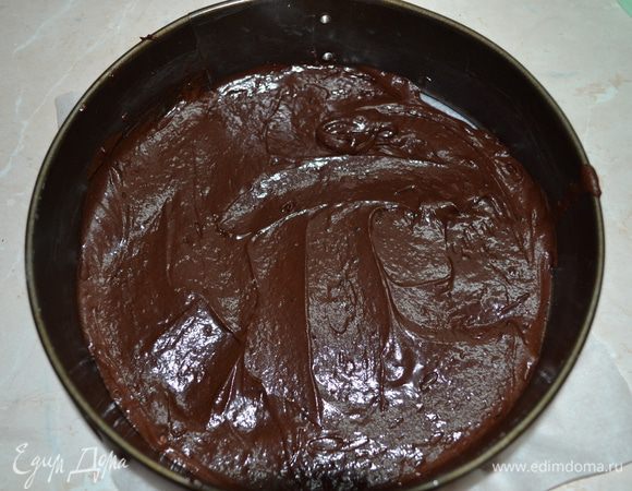 В форму для выпечки (диаметр 26 см) выкладываем половину теста. По рецепту далее следовало бы выложить начинку из  пудинга, и снова тесто и выпекать, но я побоялась, что тесто снизу не пропечется, и предварительно запекла его 15 мин. при темп. 180 гр.