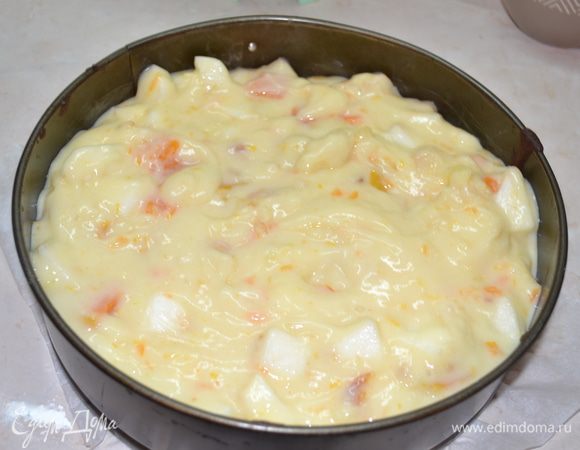 Далее на немного подпеченное тесто выкладываем начинку, накрываем второй половиной теста и выпекаем до готовности, 40-45 минут при 180 гр.
Готовый пирог охлаждаем несколько часов, посыпаем сахарной пудрой.