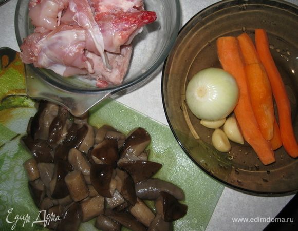 Мясо кролика моем и режем на маленькие кусочки. Грибы отвариваем 10 мин (у меня они замороженные, до этого 2 раза отварены) и мелко режем. Овощи моем, чистим. Лук и чеснок режем. Морковь мелко измельчаем или трем на терке.