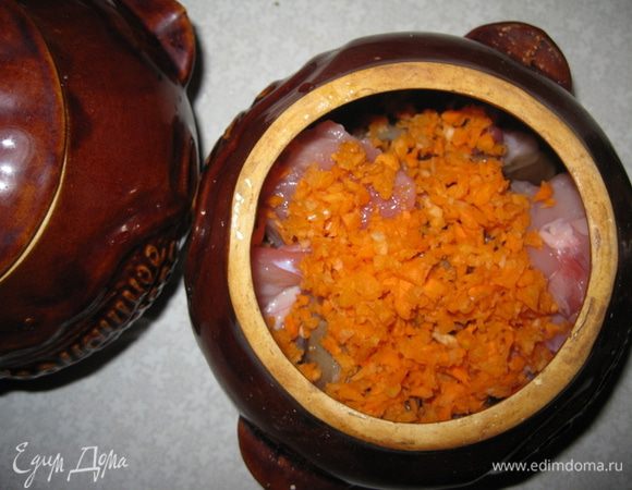 Потом лук, морковь и чеснок.