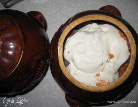 Все это заливаем перемешанными сметаной и водой. Еще раз посолить по вкусу. Занято должно быть ¾ горшочка.
Закрываем крышкой и ставим в холодную духовку и включаем примерно на 40 — 60 мин.
Вкуснейший и полезный кролик в сметанном соусе готов! 