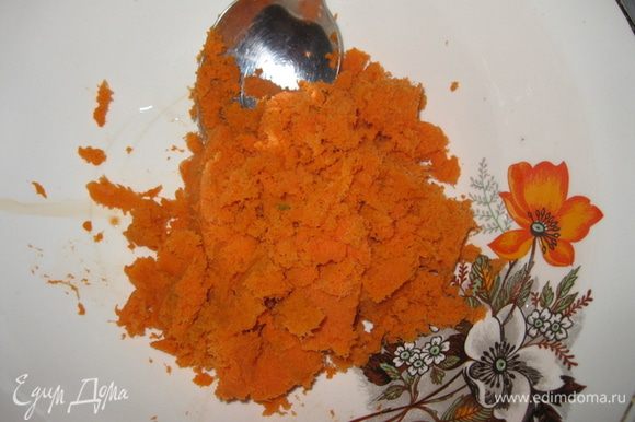 Сделали морковный сок из моркови и остался жмых (или на мелкой терке потереть морковь).